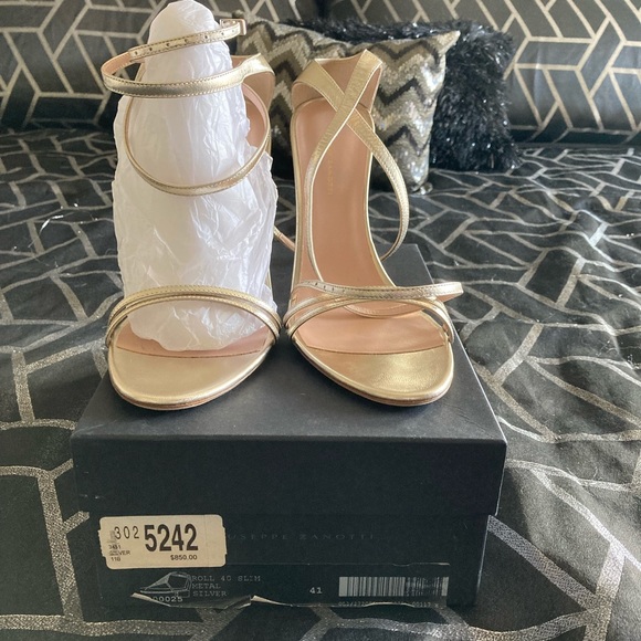 New pair of Giuseppe Zanotti heels. Metallic gold size 11B - Picture 1 of 4